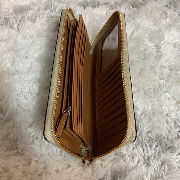 Michael Kors Gold Wallet - Picture 12 of 13